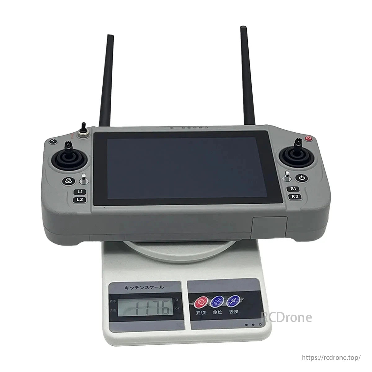 Skydroid G20, A remote control, featuring two antennas and a screen, weighs 117.6 grams as shown on a digital kitchen scale.