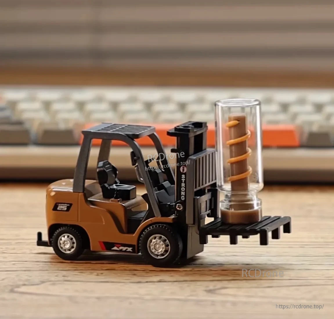 1/64 RC Forklift, The vehicle has a Type-C charging interface and comes with a USB charging cable for easy device charging.