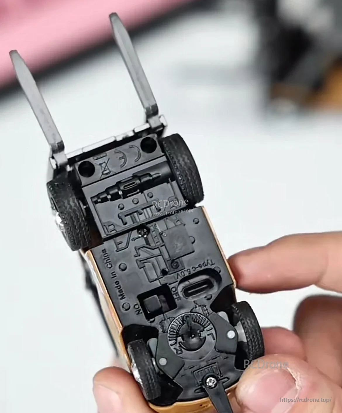 1/64 RC Forklift, A scale model designed for collectors and remote control vehicle enthusiasts with a 1:64 proportion.