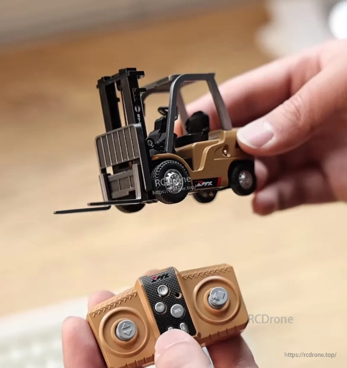 1/64 RC Forklift, The text describes the size of two objects: a forklift and a controller, measuring 11.5x3.7x6.6cm and 7.4x3.9x2.6cm respectively.