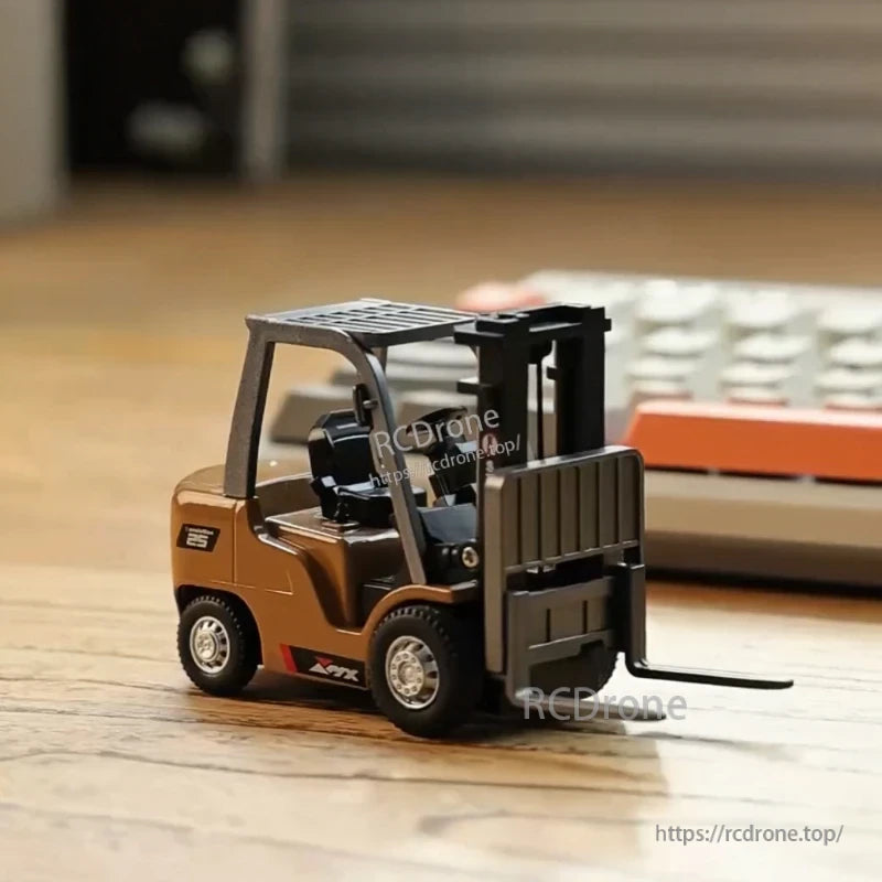 1/64 RC Forklift, Accessories for interchangeability, including a detachable hook arm and pallet platform, as well as detachable fork tines.
