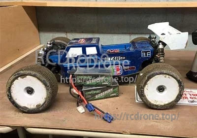 1/8 buggy test fit with Ovonic Rebel 4S hardcase LiPo battery and EC5 connector leads