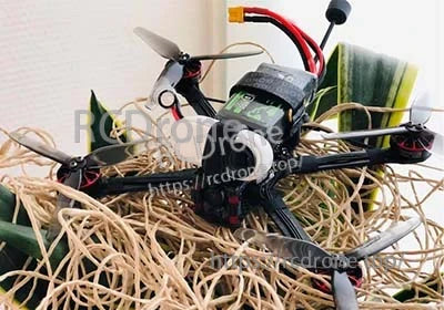 Compact FPV quad with Ovonic 4S 650mAh LiPo installed, XT30 lead routed through the frame