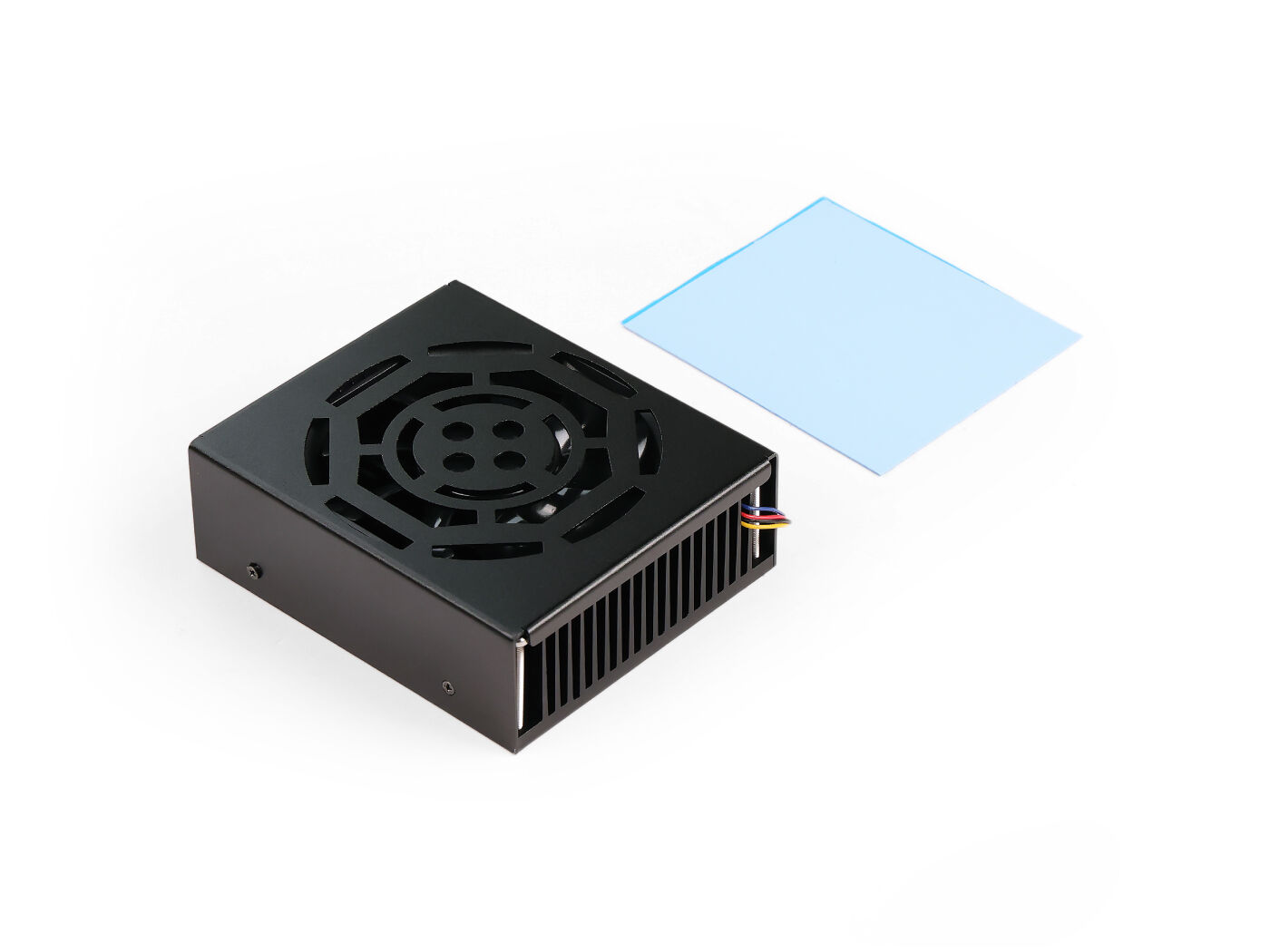 鋁製散熱片搭配風扇，適用於 reServer J501