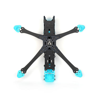 Axisflying MANTA5 5 Inch FPV Frame, Top view of Axisflying MANTA5 5-inch carbon fiber FPV drone frame with X layout and blue TPU arm bumpers