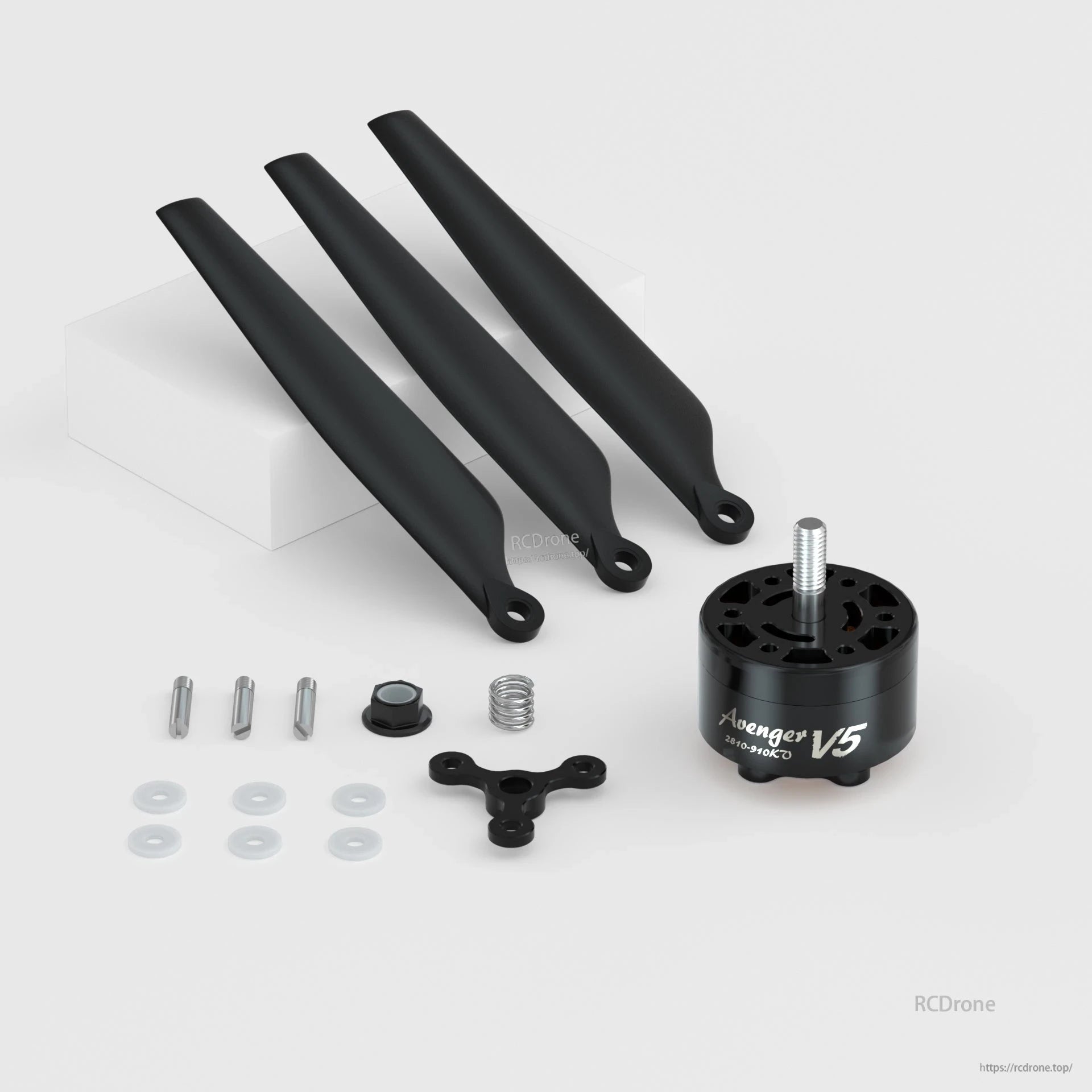 BrotherHobby Avenger V5 2810-910KV brushless motor with three propeller blades and mounting hardware set