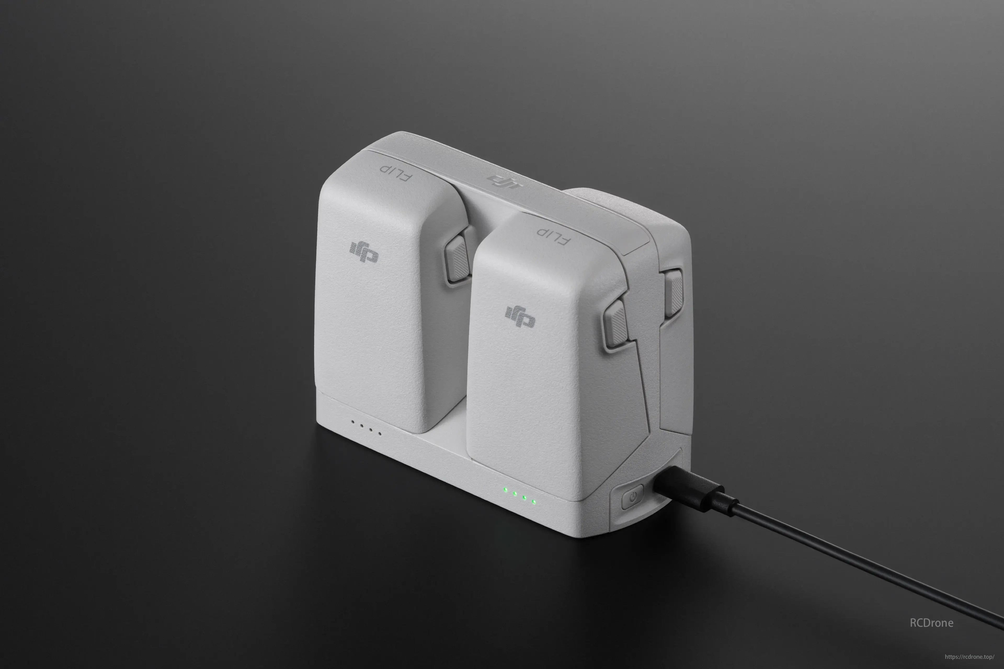 DJI Flip Charger, Technical specifications for charging: supports up to 15V and 4.3A max; parallel charging of 2 batteries with 65W+ charger.