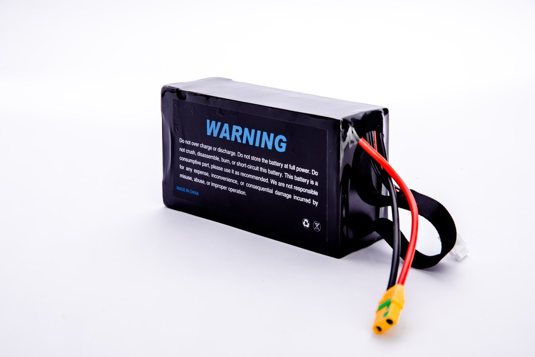 A semi-solid lithium-ion battery with ultra-low temperature capabilities, featuring 14S cells, 62.3V voltage, and 22Ah to 134Ah capacity.