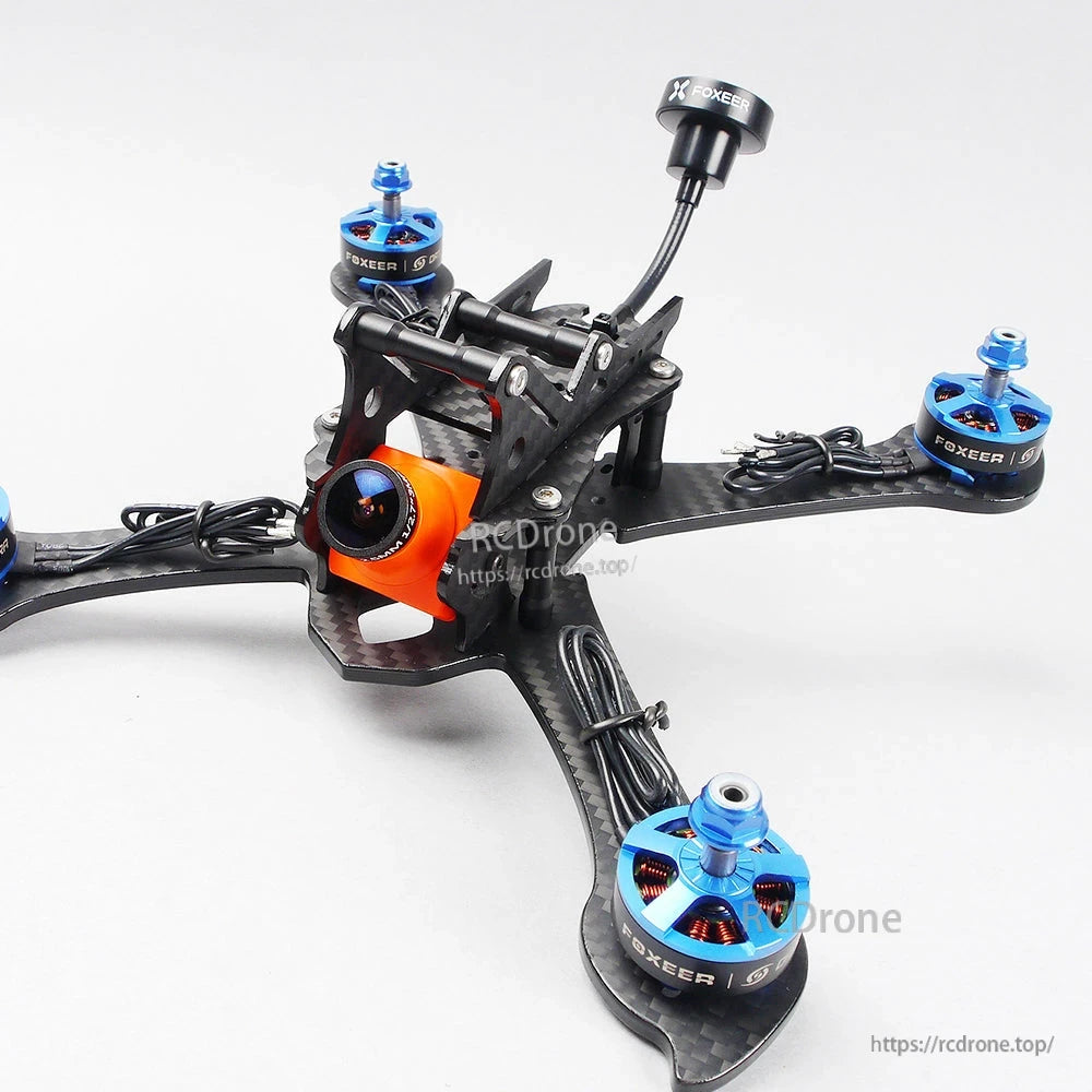 Foxeer Pagoda PRO 5.8G RHCP omni FPV antenna mounted on a quadcopter frame above the camera