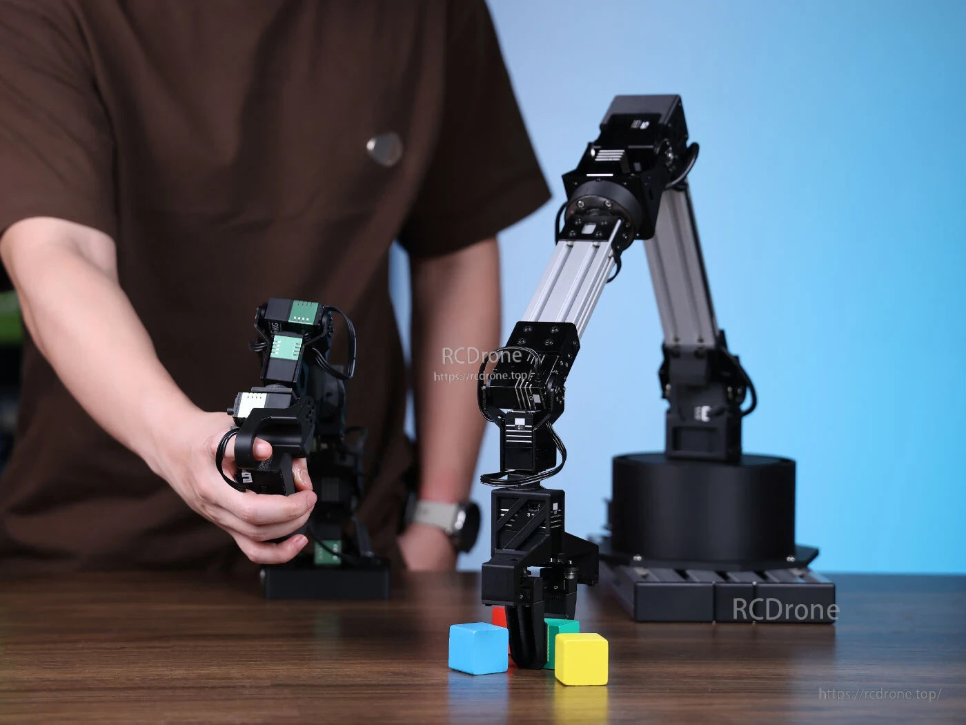 Fashionstar Starai 7 DoF Robot Arm, Fashionstar Starai 7 DoF robot arm features 750g payload, 670mm reach, supports Hugging Face LeRobot and ROS2, and is handheld-device controlled.