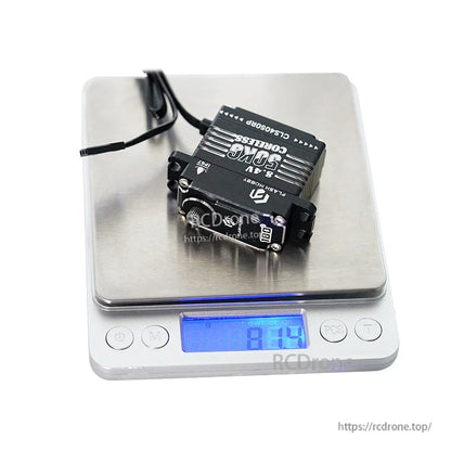 Flashhobby CLS4050RP 8.4V digital servo on a scale with display reading 81.9 g