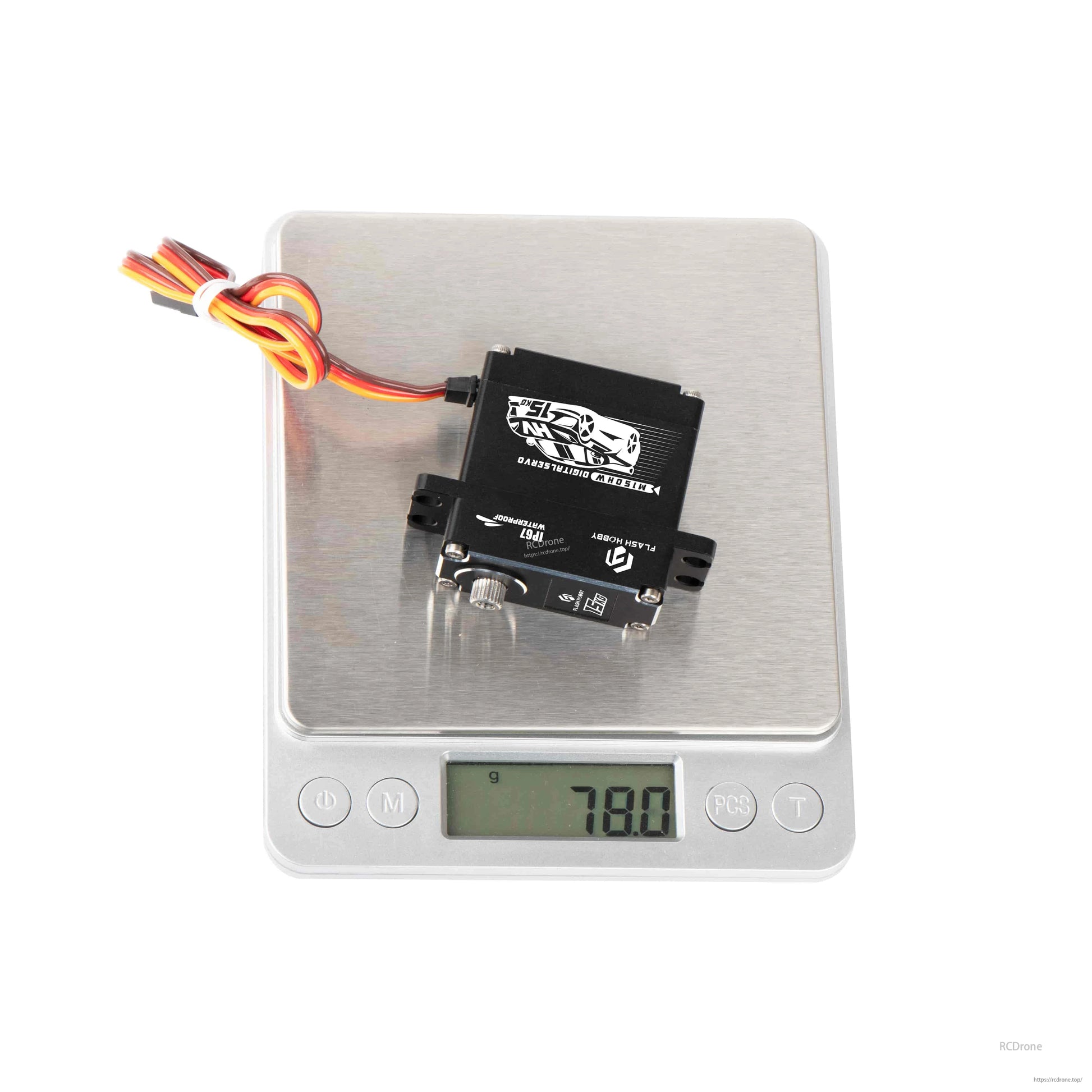 Flashhobby M15DHW core digital servo with three-wire lead on a digital scale reading 78.0 g