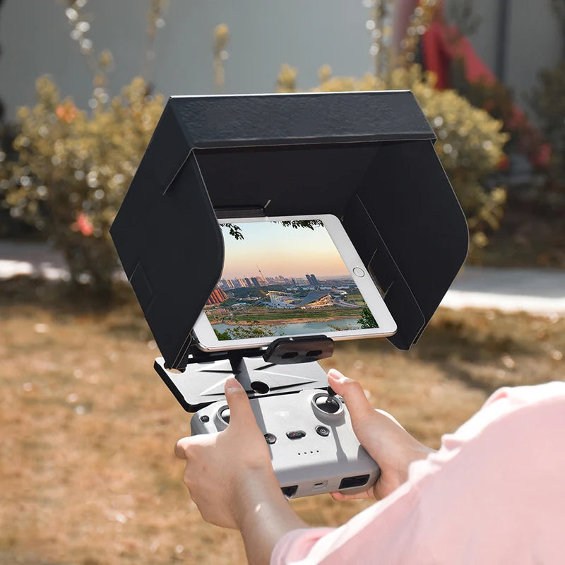 the remote control hood protects the smartphone screen in strong lighting conditions, reduces gla