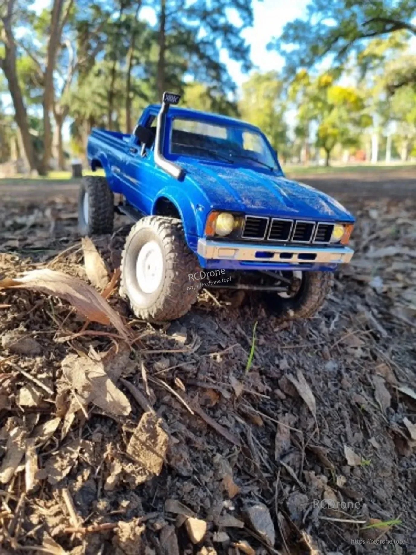 LKCOMO WPL C24/D62/D64 1/16 2.4G RC Car, Blue RC rock crawler truck on off-road terrain
