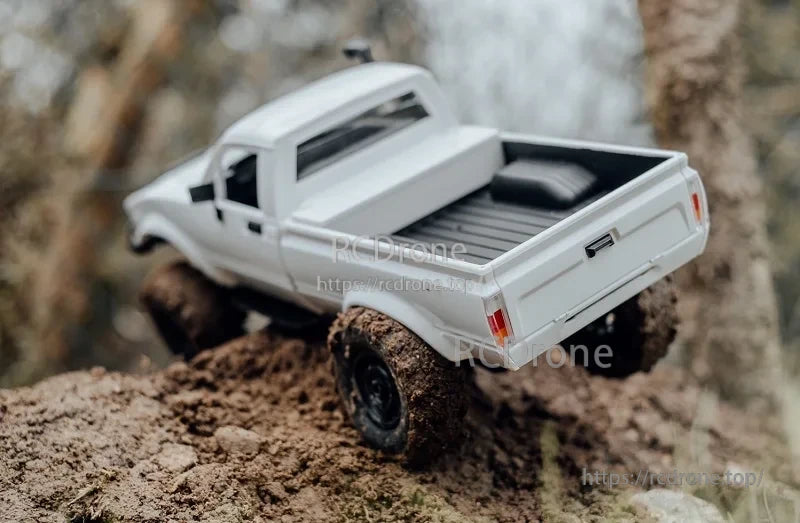 LKCOMO WPL C24/D62/D64 1/16 2.4G RC Car, RC car with 4 channels, 7.4V battery, and 25-minute runtime for off-road crawling.