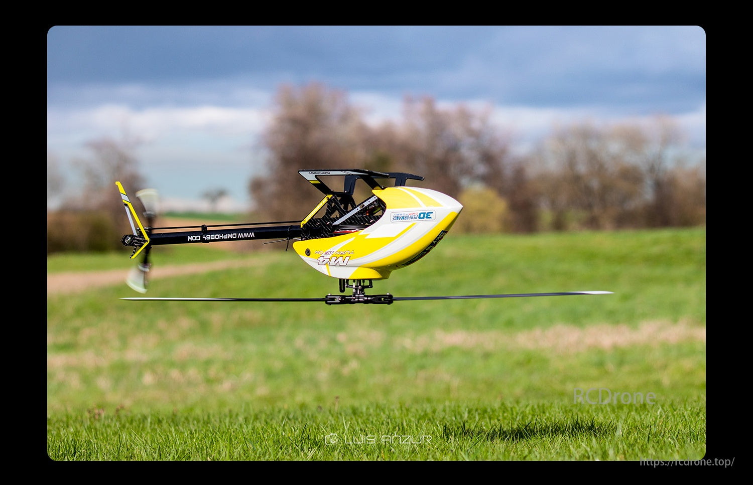 OMPHOBBY M4 RC Helicopter, A lightweight carbon fiber frame provides enhanced structural strength with minimal weight.
