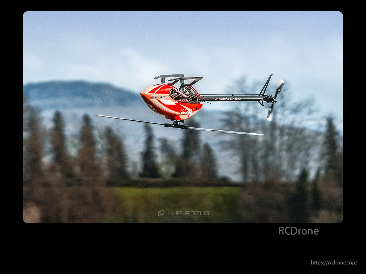 OMPHOBBY M4 RC Helicopter, This helicopter features a rotor diameter of 875mm, a lightweight frame, and advanced flight controls for superior agility and reliability.