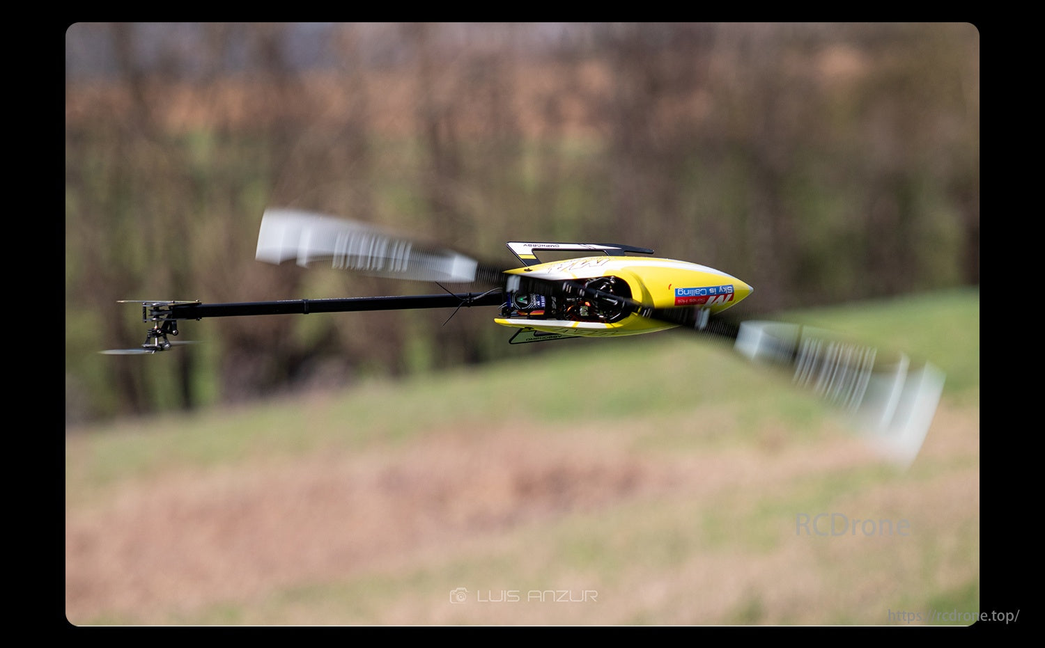 OMPHOBBY M4 RC Helicopter, A lightweight carbon fiber frame enhances structural strength while maintaining minimal weight.