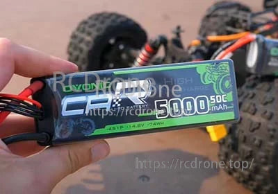 OVONIC 4S 5000mAh 50C 14.8V hardcase LiPo battery pack close-up label on RC car