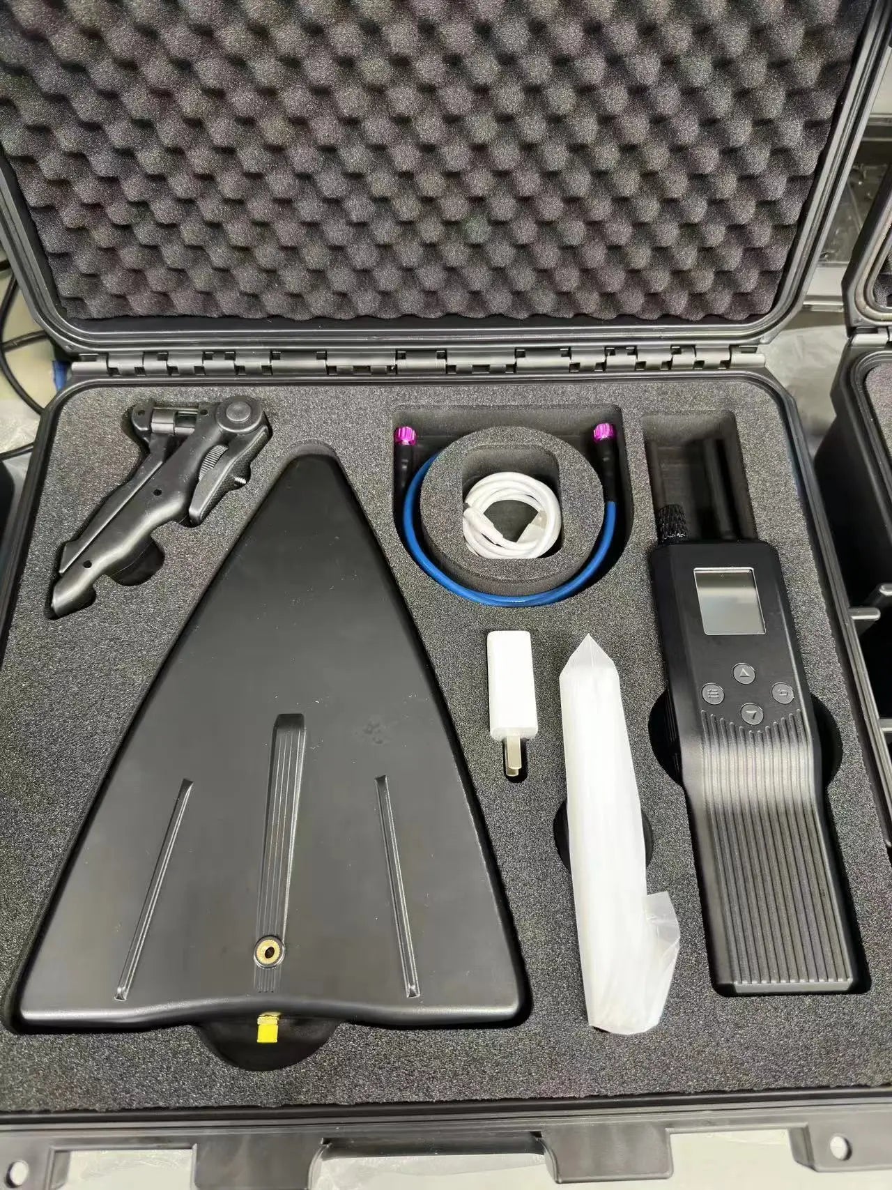 5 Band 2-3KM Wearable Drone Detector, DF antenna(L*W)300mm*217mm DF function: Option