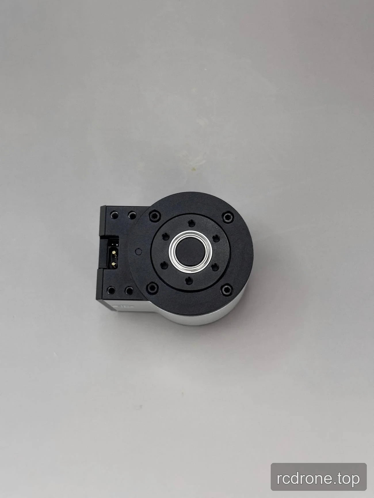 Motor housing underside with central opening and circular bolt pattern