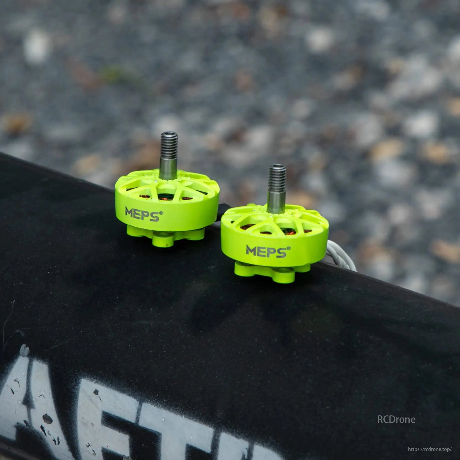 MEPS NEON 2207 brushless motors for 5-inch FPV drones, with neon green design and high performance.