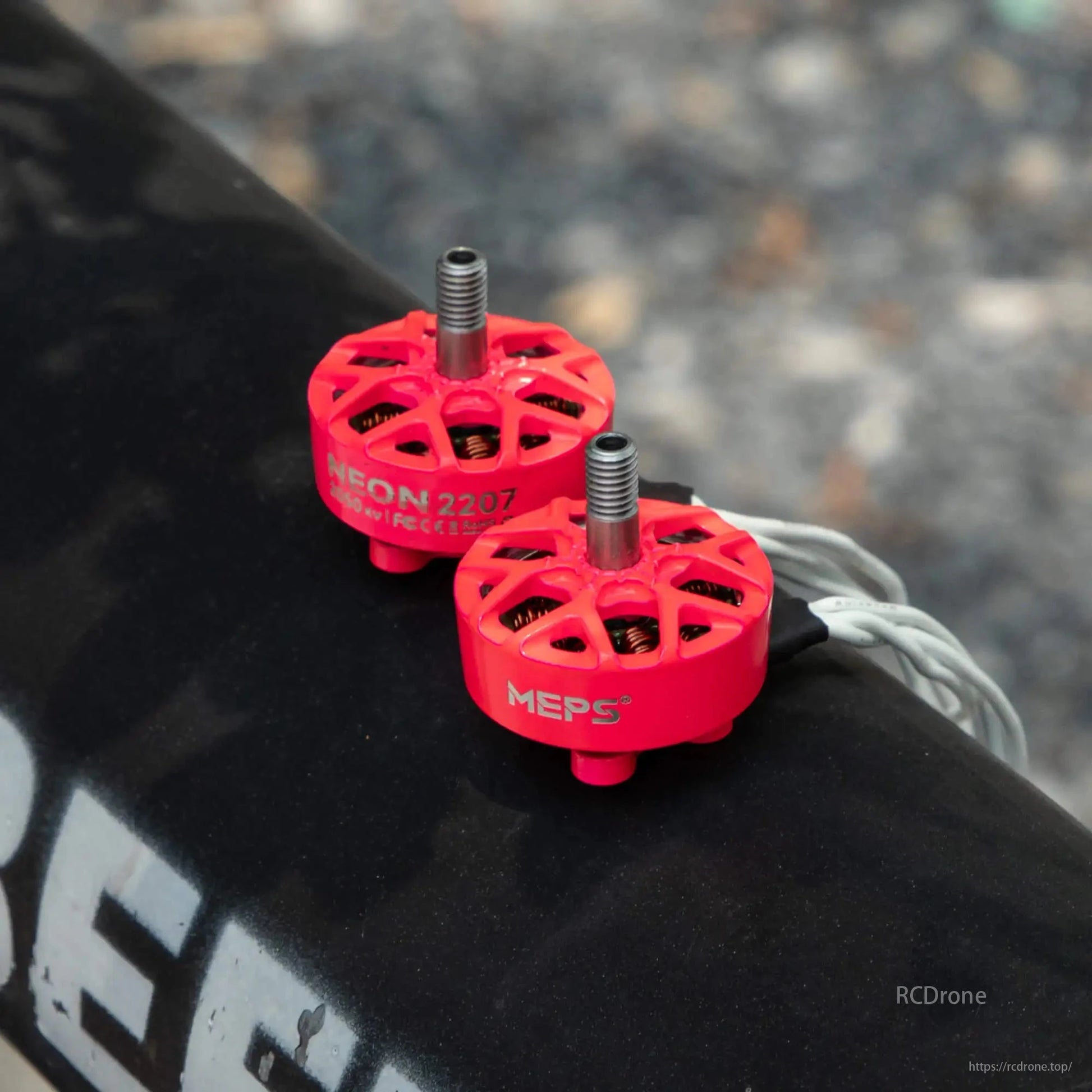 MEPS NEON 2207 brushless motor for 5-inch FPV freestyle drone, with 1950KV, 2050KV, and 2550KV options.
