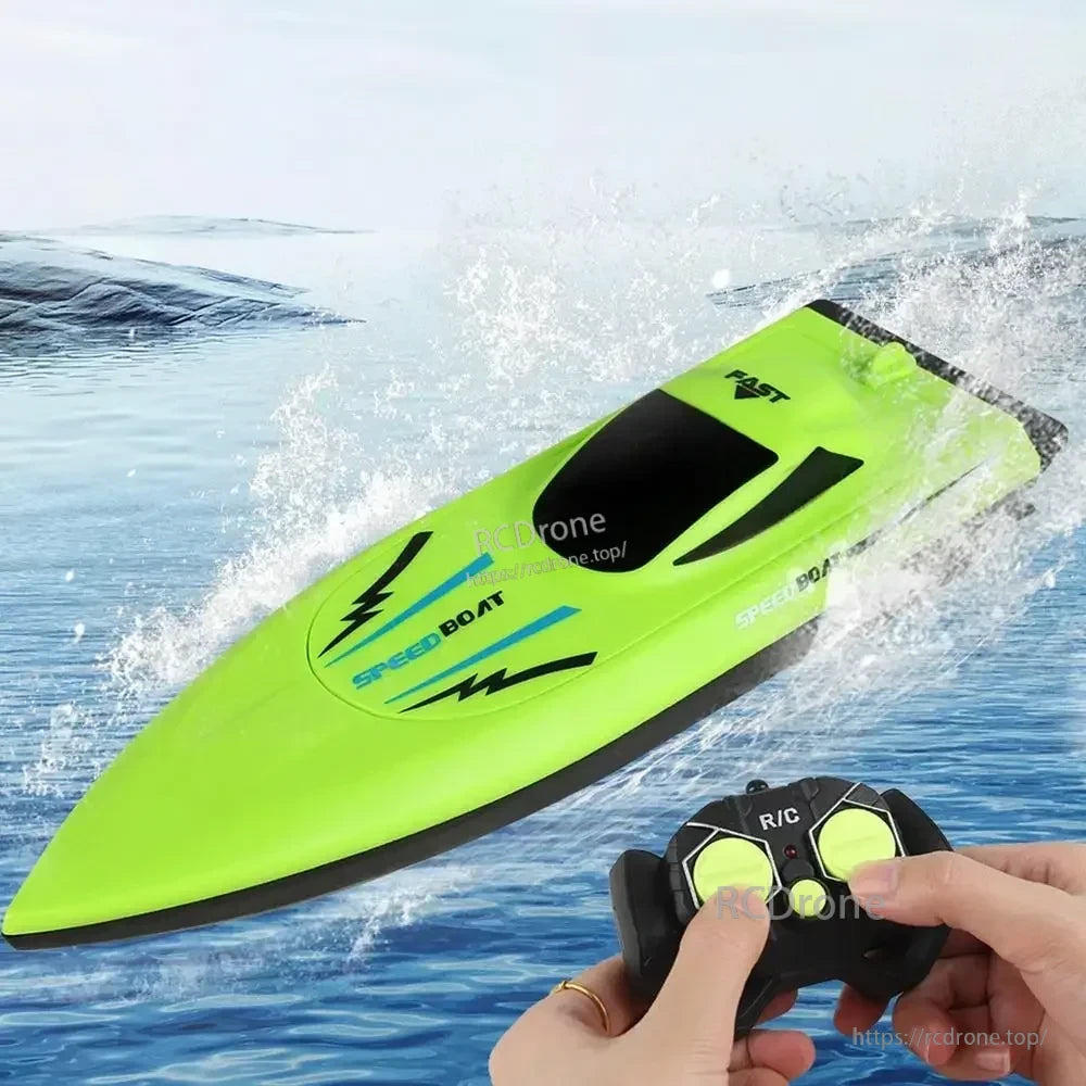 RC Boat, The lightweight ABS construction and double-propeller drive provide responsive maneuvering.