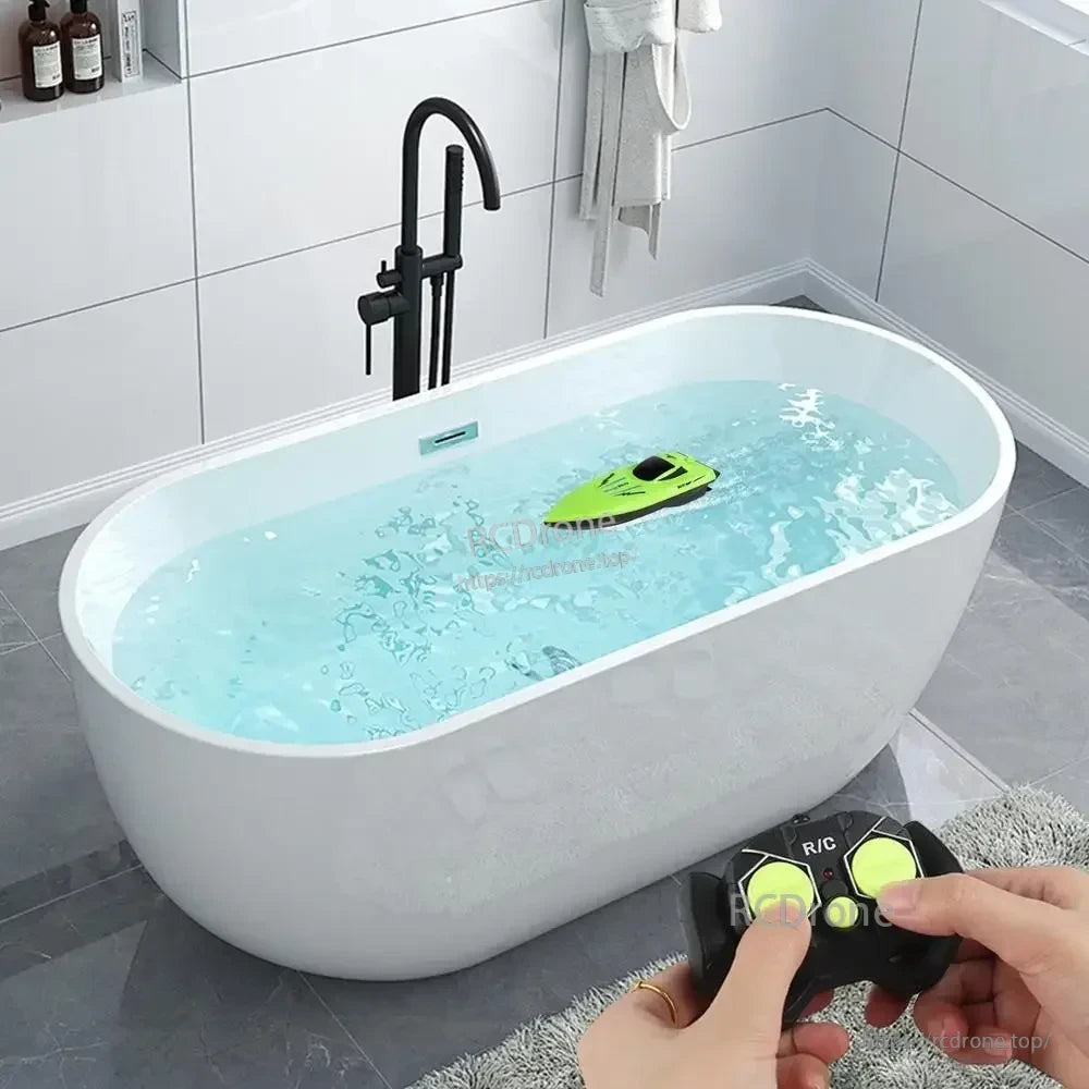 RC Boat, The lightweight ABS construction and double-propeller drive provide responsive maneuverability.